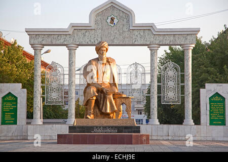 Statue en or de Magtymguly Pyragy / Mahtumkulu Firaki turkmène, chef spirituel et philosophique, poète Turkménistan Banque D'Images