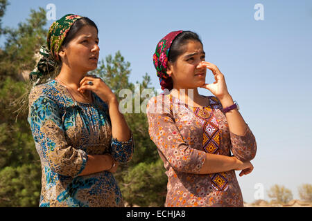 Deux femmes turkmènes islamique en vêtements traditionnels, Merv, Turkménistan Banque D'Images