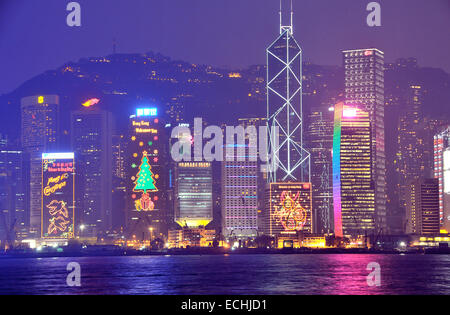 Paysage urbain de l'île de Hong Kong Kowloon vu de l'autre côté de Victoria Harbour. Banque D'Images
