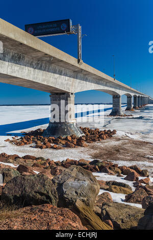 Le pont reliant le Nouveau-Brunswick à l'Île du Prince Édouard avec signe que les États en français à leur tour des téléphones cellulaires le Banque D'Images