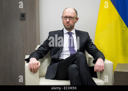 Bruxelles, Belgique. Le 15 décembre, 2014. Le Premier ministre ukrainien Arseni Iatseniouk avant la réunion au siège du Conseil européen à Bruxelles, Belgique le 15.12.2014 par Wiktor Dabkowski/dpa/Alamy Live News Banque D'Images