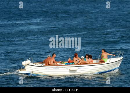 Radeau, bateau à moteur, canot en caoutchouc Banque D'Images
