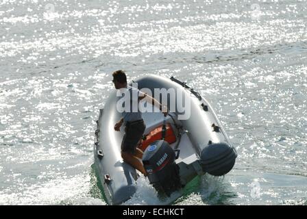 Radeau, bateau à moteur, canot en caoutchouc Banque D'Images