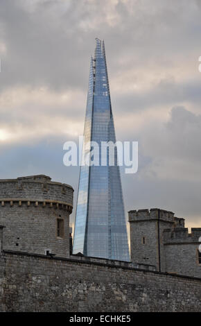 Haut de la tesson vu derrière les murs de la tour de Londres Banque D'Images