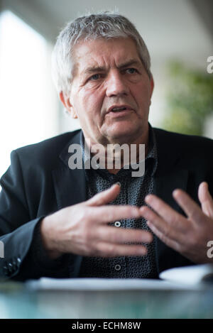 Berlin, Allemagne. 09Th Dec, 2014. Roland Jahn, Commissaire fédéral pour les archives de la Stasi, est assis dans son bureau à Berlin, Allemagne, 09 décembre 2014. La Stasi a été l'organisation de la police secrète de l'ex-RDA. Le journaliste et Iéna, activiste des droits civils a été le commissaire fédéral pour la Stasi Records depuis 2011. Photo : Bernd von Jutrczenka/dpa/Alamy Live News Banque D'Images