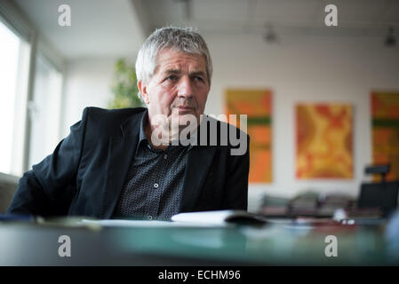 Berlin, Allemagne. 09Th Dec, 2014. Roland Jahn, Commissaire fédéral pour les archives de la Stasi, est assis dans son bureau à Berlin, Allemagne, 09 décembre 2014. La Stasi a été l'organisation de la police secrète de l'ex-RDA. Le journaliste et Iéna, activiste des droits civils a été le commissaire fédéral pour la Stasi Records depuis 2011. Photo : Bernd von Jutrczenka/dpa/Alamy Live News Banque D'Images