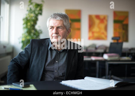 Berlin, Allemagne. 09Th Dec, 2014. Roland Jahn, Commissaire fédéral pour les archives de la Stasi, est assis dans son bureau à Berlin, Allemagne, 09 décembre 2014. La Stasi a été l'organisation de la police secrète de l'ex-RDA. Le journaliste et Iéna, activiste des droits civils a été le commissaire fédéral pour la Stasi Records depuis 2011. Photo : Bernd von Jutrczenka/dpa/Alamy Live News Banque D'Images