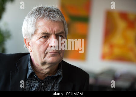 Berlin, Allemagne. 09Th Dec, 2014. Roland Jahn, Commissaire fédéral pour les archives de la Stasi, est assis dans son bureau à Berlin, Allemagne, 09 décembre 2014. La Stasi a été l'organisation de la police secrète de l'ex-RDA. Le journaliste et Iéna, activiste des droits civils a été le commissaire fédéral pour la Stasi Records depuis 2011. Photo : Bernd von Jutrczenka/dpa/Alamy Live News Banque D'Images