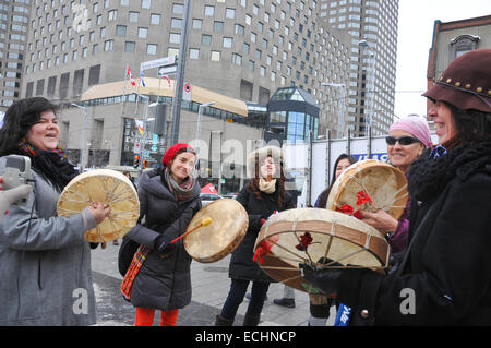 Montréal, Canada. Le 15 décembre, 2014. Les marchettes crie contre le développement de l'uranium dans leur région d'arriver à la ville de Montréal après un 850 km à pied dans des températures glaciales. Le groupe a quitté la communauté crie de Mistissini situé dans James-Bay le 23 novembre 2014. Avec cette marche, les cris des jeunes sont déterminés à montrer qu'ils sont opposés à tout développement de l'uranium sur leur vaste territoire de 350 000 km Crédit : Megapress/Alamy Live News Banque D'Images