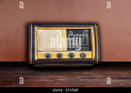 Ancienne rétro sur radio ancienne table en bois et mur Banque D'Images