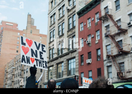Avis des participants en millions mars pour protester contre le racisme et NYC la brutalité policière. New York City, NY USA. Le 13 décembre 2014. Banque D'Images