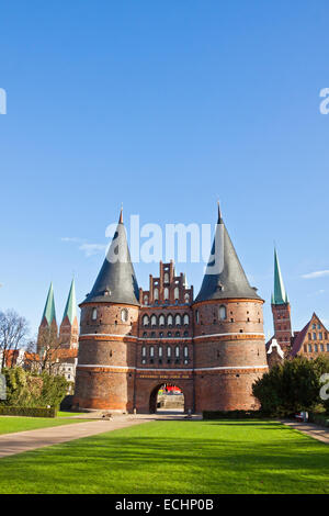 L'Holsten Gate (Holstentor) dans la vieille ville de Lubeck, région du Schleswig-Holstein, Allemagne Banque D'Images