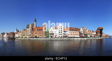 Ville de Gdansk (Dantzig), Pologne. Vue panoramique de la vieille ville de maisons avec des réflexions sur les eaux de la rivière Motlawa Banque D'Images