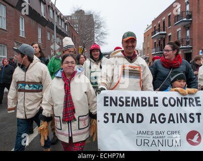 Montréal, Canada. Le 15 décembre, 2014. Les marchettes crie contre le développement de l'uranium dans leur région d'arriver à la ville de Montréal après un 850 km à pied dans des températures glaciales. Le groupe a quitté la communauté crie de Mistissini situé dans James-Bay le 23 novembre 2014. Avec cette marche, les cris des jeunes sont déterminés à montrer qu'ils sont opposés à tout développement de l'uranium sur leur vaste territoire de 350 000 km Crédit : Megapress/Alamy Live News Banque D'Images