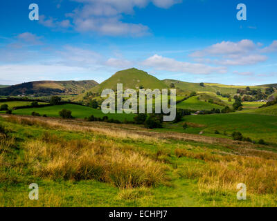 Chrome Hill un récif calcaire près de Knoll Longnor dans le parc national de Peak District Derbyshire, Angleterre, Royaume-Uni Banque D'Images