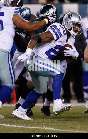 14 décembre 2014 : retour d'exécution Dallas Cowboys DeMarco Murray (29) s'exécute avec le ballon au cours de la NFL match entre les Dallas Cowboys et les Philadelphia Eagles au Lincoln Financial Field à Philadelphie, Pennsylvanie. Les Cowboys de Dallas a gagné 38-27. Banque D'Images