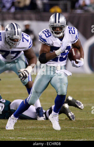 14 décembre 2014 : retour d'exécution Dallas Cowboys DeMarco Murray (29) s'exécute avec le ballon au cours de la NFL match entre les Dallas Cowboys et les Philadelphia Eagles au Lincoln Financial Field à Philadelphie, Pennsylvanie. Les Cowboys de Dallas a gagné 38-27. Banque D'Images
