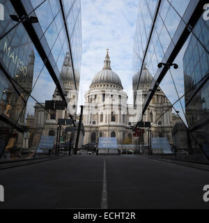 La Cathédrale St Paul à Londres prise à la une Nouveau changement Shopping Mall Banque D'Images