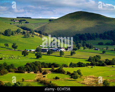 Les hill farm en campagne près de Longnor dans le Staffordshire Moorlands salon du parc national de Peak District England UK Banque D'Images