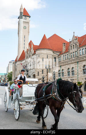 Saint-Louis Missouri, Market Street, Union Station, architecture romane. Flèche conique, terminal de train converti, tour d'horloge, scène de rue, cheval, ca Banque D'Images