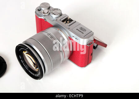 Fuji Fujifilm X - caméra série X-A1 en rouge et l'argent pour donner une apparence à la mode à la mode. 15 Décembre 2014 Banque D'Images