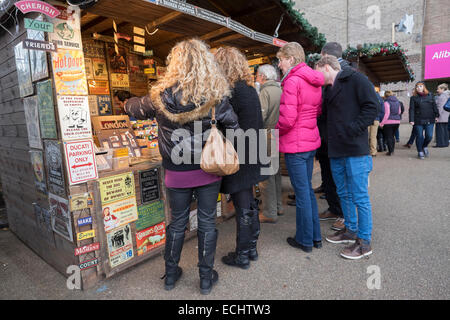 Les clients sont occupés à l'extérieur du marché de Noël 2014 la Tate Modern Gallery de Londres sur la rive sud Banque D'Images