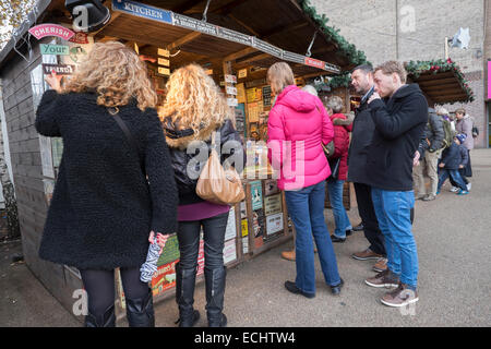 Les clients sont occupés à l'extérieur du marché de Noël 2014 la Tate Modern Gallery de Londres sur la rive sud Banque D'Images