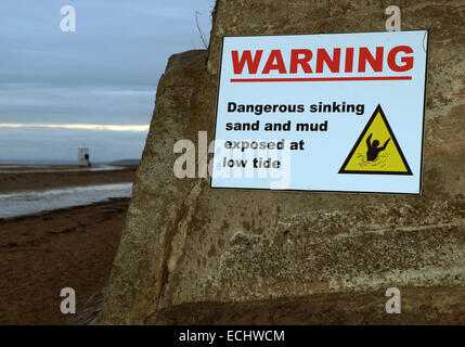 Panneau d'avertissement pour les matières dangereuses naufrage de la boue sur la plage à Burnham on Sea, dans le Somerset. Avec phare derrière 15ème Décembre 2014 Banque D'Images