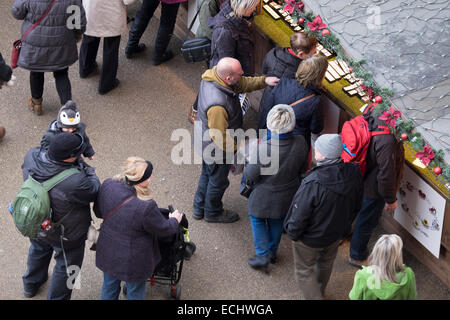 Vue aérienne de personnes au London's Shopping Marché de Noël à la Tate Modern Gallery Banque D'Images