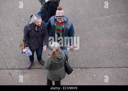 Vue aérienne de personnes au London's Shopping Marché de Noël à la Tate Modern Gallery Banque D'Images