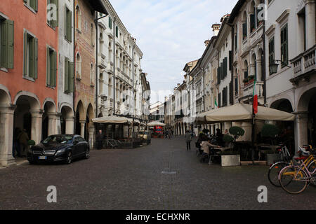 Le Corso Vittorio Emanuele II, avec ses édifices gothiques et Renaissance, avec de nombreuses fresques. Pordenone, Italie. Banque D'Images