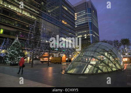 La station de métro Canary Wharf de nuit Banque D'Images