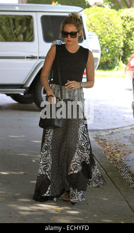 Ashley Tisdale dehors et environ dans une robe transparente tribal avec : Ashley Tisdale Où : Los Angeles, United States Quand : 12 Juin 2014 Banque D'Images