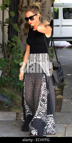 Ashley Tisdale dehors et environ dans une robe transparente tribal avec : Ashley Tisdale Où : Los Angeles, United States Quand : 12 Juin 2014 Banque D'Images