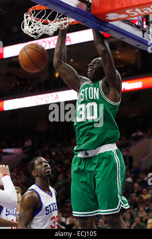 Philadelphie, Pennsylvanie, USA. Le 15 décembre, 2014. Boston Celtics avant Brandon Bass (30) dunks la balle pendant le jeu NBA entre les Boston Celtics et les Philadelphia 76ers au Wells Fargo Center de Philadelphie, Pennsylvanie. Les Boston Celtics ont remporté 105-87. Credit : Cal Sport Media/Alamy Live News Banque D'Images