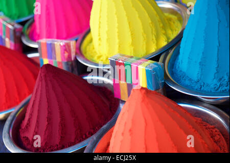 Des piles de couleur poudre indienne bindi dye au marché plein air à Mysore, Inde bleu, jaune, vert, rose et violet Banque D'Images