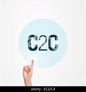 C2C, consommateur à consommateur image conceptuelle avec la main poussant le bouton de l'écran tactile virtuel. Banque D'Images