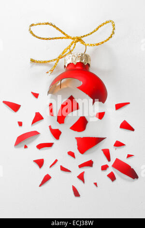 Broken Red Christmas Tree ball isolated Banque D'Images