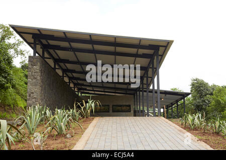 Shillim Resort, Maharasta Shillim, Inde. Architecte : Khanna Schultz, 2014. Vue extérieure vers l'aile. Banque D'Images