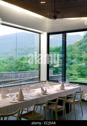 Shillim Resort, Maharasta Shillim, Inde. Architecte : Khanna Schultz, 2014. Salle à manger dans un club-house. Banque D'Images