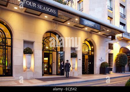 France, Paris, l'Avenue Georges V, l'hôtel Four Seasons George V Banque D'Images