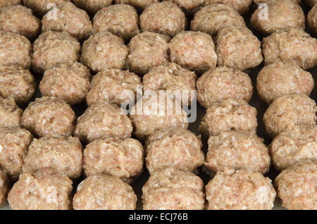 Rangées de boulettes de viande maison readt à fry Banque D'Images