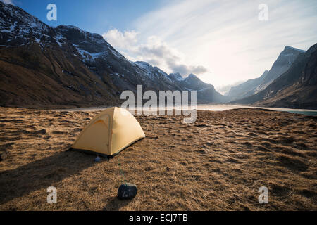 Tente avec vue panoramique sur la montagne alors que l'arrière-plan au camping sauvage, plage Horseid Moskenesøy, îles Lofoten, Norvège Banque D'Images