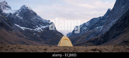 Toile de tente avec vue panoramique sur la montagne tout en camping sauvage à Horseid plage, Moskenesøy, îles Lofoten, Norvège Banque D'Images