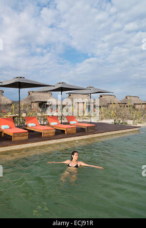 Femme dans une piscine dans un petit hôtel de la côte d'Oaxaca, au Mexique. Banque D'Images