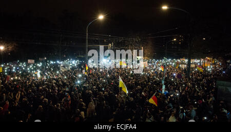Les participants d'une manifestation du groupe 'Pegida» ont recueillie à Dresde, Allemagne, 15 décembre 2014. 'Pegida' est un acronyme allemand pour les Européens "patriotique contre l'islamisation de l'Occident'. Le groupe a appelé à sa neuvième rassemblement dans la capitale saxonne. Photo : Arno Burgi/dpa Banque D'Images