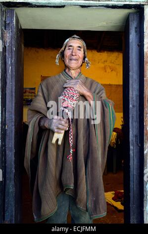 Le Pérou, Cuzco, province, Ccatcca weaver en vêtements traditionnels et le ruban dans la laine d'alpaga Banque D'Images