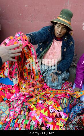 Le Pérou, Cuzco Cuzco, province, marché aux puces à Santiago, la vente de vieux rubans dans la laine d'alpaga Banque D'Images