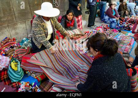 Le Pérou, Cuzco Cuzco, province, marché aux puces à Santiago, la vente de vieux tissus en laine d'alpaga Banque D'Images