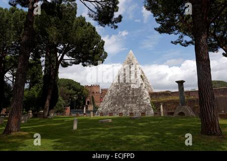 L'Italie, Lazio, Rome, centre historique classé au Patrimoine Mondial de l'UNESCO, non-cimetière catholique de Campo Ponte Cestio, pyramide, tombeau de Caius Cestius, préteur, tribun du peuple romain est mort en 12 av. Banque D'Images